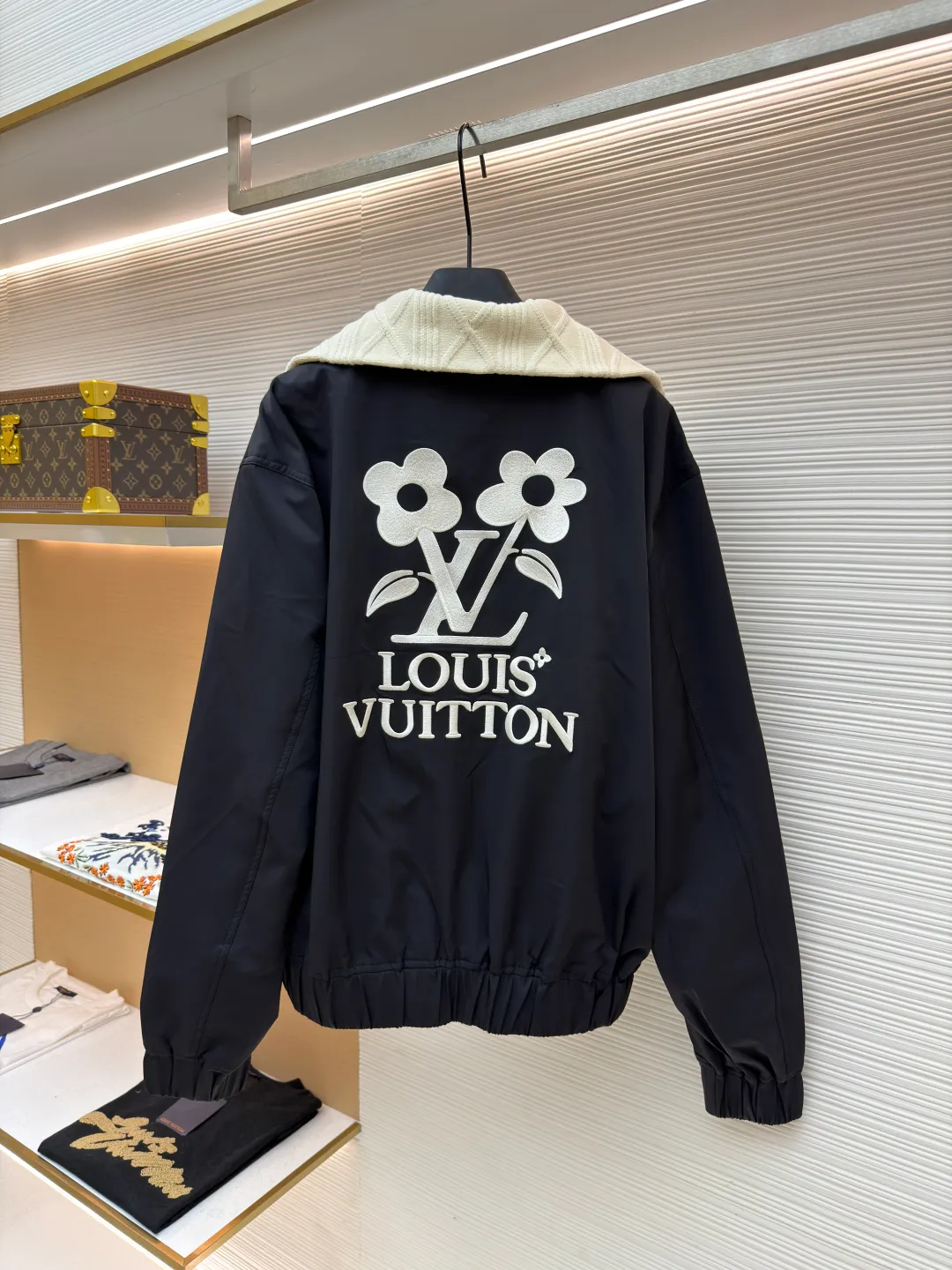 LOUIS VUITTON Tyler knitted high collar spliced jacket ●Original version: 36999 purchase and development ●Item number: 1681622-C30 ●Fabric: nylon fabric ●Technology: knitted ●Color: black and white ●Type: fitted version ●Weight: about 895 grams ●Size: 46-48-50 ●Description: This belted jacket is made of twill nylon, logo embroidery and large Blooming 1v logo embroidered on front and back. It is decorated with high-neck cable knit stitching and is sublimated using pure cotton jacquard belt technology. Through the precise control of the jacquard mechanism during the weaving process, the cotton fabric can appear a gradual concave and convex pattern during the weaving process. The flower letter pattern on the back uses bract core three-dimensional embroidery technology and uses glossy mercerized embroidery thread to add a three-dimensional effect to the raised pattern. The hardware and accessories of the whole garment are all custom-made according to the original mold. The placket resin zipper is made from a custom mold, and the zipper puller is custom-sprayed with baking paint and fully engraved. A full set of new co-branded accessories, the upper body is crisp and stylish, and is exclusively produced. The overall wiring is straight and delicate, the fabric is comfortable and soft, and the color is consistent without color difference. It can be matched with the same style to create a fashionable look and control various occasions. Customized accessories, complete with three standards, same style for men and women!